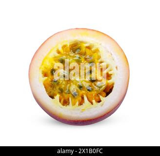 metà del frutto della passione isolato su sfondo bianco. percorso di ritaglio del frutto della passione Foto Stock