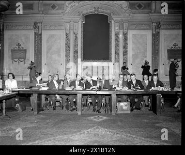 Conferenza degli ambasciatori in tutta l'Austria, conferenza degli ambasciatori attraverso il trattato austriaco nella casa dell'industria a Schwarzenbergplatz. Missione americana all'inizio della conferenza, 02.05.1955 - 19550502 PD0010 - Rechteinfo: Rights Managed (RM) Foto Stock