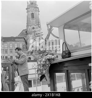 Riprese del film "Dort in der Wachau" a Duernstein, foto di scena su una nave del DDSG, un campanile, donna seduta sulla nave., 1957 - 19570101 PD2176 - Rechteinfo: Rights Managed (RM) Foto Stock