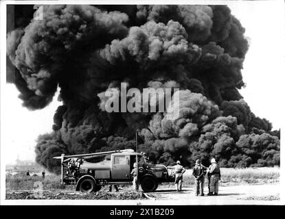 Produzione di petrolio a matza, lago di petrolio in fiamme, vigili del fuoco e motore antincendio davanti a una colonna di fumo terribile, 1959 - 19590101 PD2241 - Rechteinfo: Rights Managed (RM) Foto Stock
