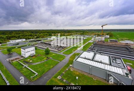 16 aprile 2024, Brandeburgo, Münchehofe: Veduta da una torre dei bacini filtranti e degli edifici dell'impianto di depurazione di Münchehofe gestito da Berliner Wasserbetriebe. L'impianto di depurazione di Münchehofe si trova nel distretto di Brandeburgo di Märkisch-Oderland, vicino al confine con Berlino. Anche le acque reflue dell'azienda Tesla vengono trattate qui per conto della Strausberg-Erkner Water Association (WSE). Foto: Patrick Pleul/dpa Foto Stock