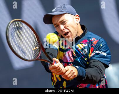 Monaco, Germania. 16 aprile 2024. Tennis: ATP Tour - Monaco, singoli, uomini, 1° round, Garin (Cile) - Koepfer (Germania). Dominik Koepfer in azione. Crediti: Peter Kneffel/dpa/Alamy Live News Foto Stock