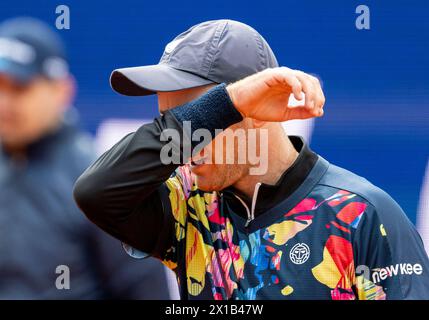 Monaco, Germania. 16 aprile 2024. Tennis: ATP Tour - Monaco, singoli, uomini, 1° round, Garin (Cile) - Koepfer (Germania). Dominik Koepfer reagisce. Crediti: Peter Kneffel/dpa/Alamy Live News Foto Stock