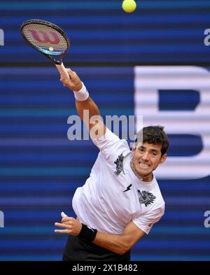 Monaco, Germania. 16 aprile 2024. Tennis: ATP Tour - Monaco, singoli, uomini, 1° round, Garin (Cile) - Koepfer (Germania). Cristian Garin in azione. Crediti: Peter Kneffel/dpa/Alamy Live News Foto Stock