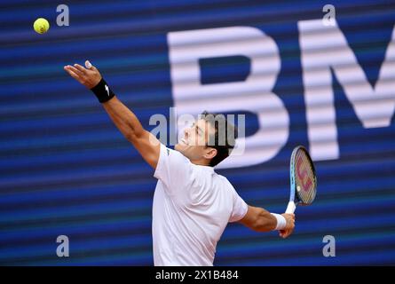 Monaco, Germania. 16 aprile 2024. Tennis: ATP Tour - Monaco, singoli, uomini, 1° round, Garin (Cile) - Koepfer (Germania). Cristian Garin in azione. Crediti: Peter Kneffel/dpa/Alamy Live News Foto Stock