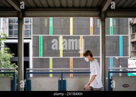 Pedoni che camminano lungo una passerella sopraelevata presso la stazione BTS sala Daeng nella zona Silom di Bangkok, Thailandia. Foto Stock