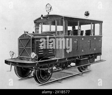 Auto a motore con rotaia a benzina per le ferrovie della Rhodesian. Costruito dalla Clayton Wagons Ltd, di Abbey Works, Lincoln. Da una pubblicazione originale datata 15 maggio 1924, questo aiuta a dare un'idea del trasporto pubblico, e in particolare delle ferrovie, degli anni '1920 Foto Stock