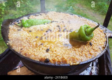 Pilaf appena cucinato in un grande calderone metallico Foto Stock