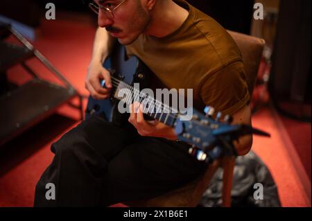 Jabier Kahnwald - Ekhabel - si esibisce dal vivo alla degustazione di caffè dello specialista 'Activando Cafe' presso l'Alfonso Hotel, Saragozza, Spagna Foto Stock