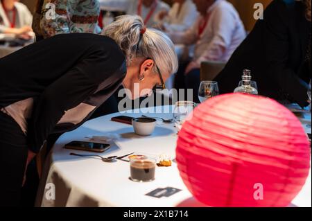 Degustazione di caffè di David, specialista del progetto "Activando Cafe" presso l'Alfonso Hotel, Saragozza, Spagna Foto Stock