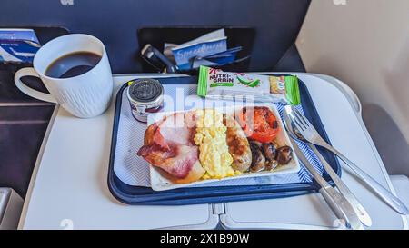 Colazione inglese tradizionale servita con caffè a bordo di un aereo della British Airways, business class. Foto Stock