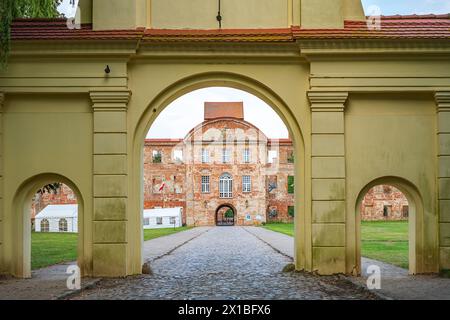 Porta gialla, Palazzo Dargun e Abbazia, risalente alla fine del XVII secolo nella sua forma attuale, Meclemburgo-Pomerania Occidentale, Germania. Foto Stock