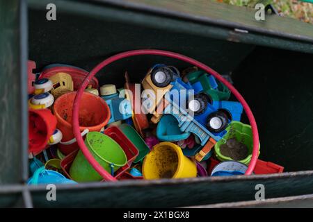 toybox su un parco giochi per bambini Foto Stock