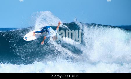 Il surfista professionista brasiliano Deivid Silva gareggia all'evento di surf Margaret River Pro del 2024 a Surfer's Point, Prevelly, Australia Occidentale. Foto Stock