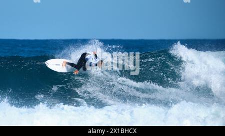 Il surfista professionista australiano Ryan Callinan gareggia all'evento di surf Margaret River Pro del 2024 a Surfer's Point, Prevelly, Australia Occidentale. Foto Stock