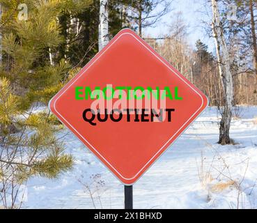 Simbolo del quoziente emotivo EQ. Parole concettuali EQ quoziente emotivo su un bellissimo cartello stradale rosso. Splendido sfondo blu neve della foresta. Psicologia degli affari Foto Stock