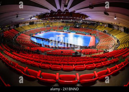 Bangkok, Thailandia. 15 aprile 2024. Vista dello Stadio Huamark al coperto durante il torneo AFC Futsal Asian Cup Thailand 2024 che si è tenuto a Bangkok. Credito: SOPA Images Limited/Alamy Live News Foto Stock