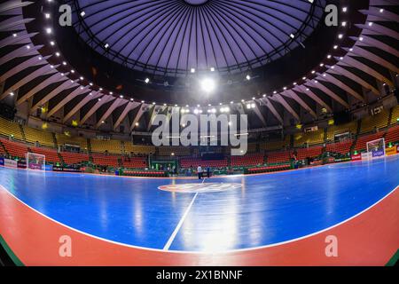 Bangkok, Thailandia. 15 aprile 2024. Vista dello Stadio Huamark al coperto durante il torneo AFC Futsal Asian Cup Thailand 2024 che si è tenuto a Bangkok. Credito: SOPA Images Limited/Alamy Live News Foto Stock