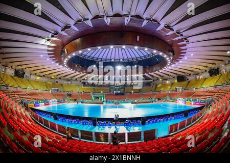 Bangkok, Thailandia. 15 aprile 2024. Vista dello Stadio Huamark al coperto durante il torneo AFC Futsal Asian Cup Thailand 2024 che si è tenuto a Bangkok. Credito: SOPA Images Limited/Alamy Live News Foto Stock