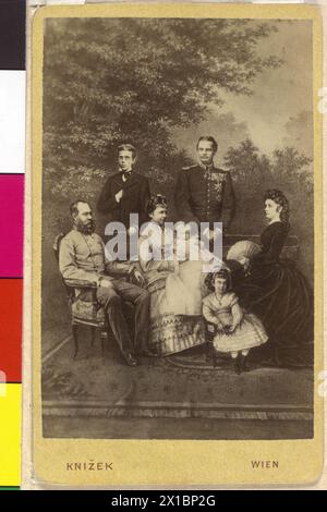 Francesco Giuseppe i, Imperatore d'Austria con famiglia, immagine di famiglia in composito Fotografia: Francesco Giuseppe con Elisabetta, al centro della cui figlia l'arciduchessa Gisela con i suoi figli Auguste ed Elisabetta, dietro il principe ereditario Rodolfo e Leopoldo, Principe di Baviera, sfondo: park Scenic, - 18760101 PD0943 - Rechteinfo: diritti gestiti (RM) Foto Stock