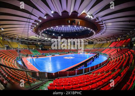 Bangkok, Thailandia. 15 aprile 2024. Vista dello Stadio Huamark al coperto durante il torneo AFC Futsal Asian Cup Thailand 2024 che si è tenuto a Bangkok. (Foto di Amphol Thongmueangluang/SOPA Images/Sipa USA) credito: SIPA USA/Alamy Live News Foto Stock