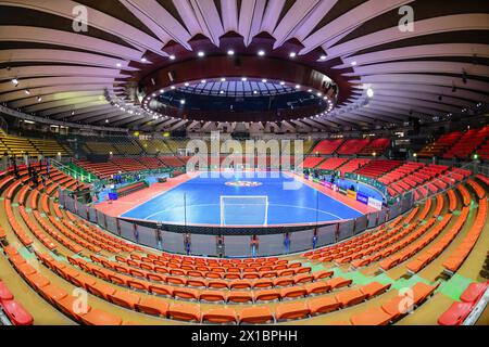 Bangkok, Thailandia. 15 aprile 2024. Vista dello Stadio Huamark al coperto durante il torneo AFC Futsal Asian Cup Thailand 2024 che si è tenuto a Bangkok. (Foto di Amphol Thongmueangluang/SOPA Images/Sipa USA) credito: SIPA USA/Alamy Live News Foto Stock