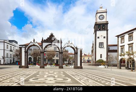 Portas da Cidade, il simbolo della città di Ponta Delgada nell'isola di Sao Miguel nelle Azzorre, Portogallo. Foto Stock