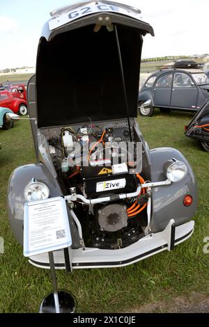 Vista del vano motore, di Eve, il Citroen 2CV Van elettrico, in mostra al British Motor Show del 2023 Foto Stock