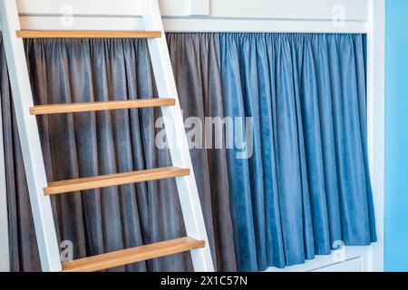 Tende blu per letti a castello per ragazzi in camera da letto senza persone Foto Stock