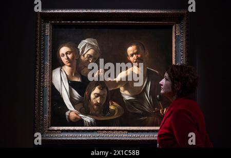 National Gallery, Londra, Regno Unito. 16 aprile 2024. La Galleria Nazionale espone le ultime opere di Caravaggio dell'artista italiano della Collezione della Galleria Nazionale (nella foto), Salomè riceve la testa di Giovanni Battista, intorno al 1609-10, accanto all'ultimo dipinto di Caravaggio (Michelangelo Merisi da Caravaggio (1571-1610)). La mostra si svolge dal 18 aprile al 21 luglio 2024. Immagine: Michelangelo Merisi da Caravaggio, Salome riceve la testa di Giovanni Battista, circa 1609-10. La National Gallery, Londra. Crediti: Malcolm Park/Alamy Live News Foto Stock