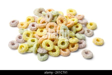 Mucchio di saporiti anelli di cereali isolati su bianco Foto Stock