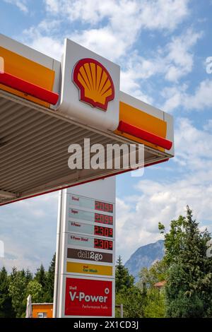 Cartello della stazione di servizio Shell con i prezzi del carburante contro il cielo blu in Austria. Foto Stock