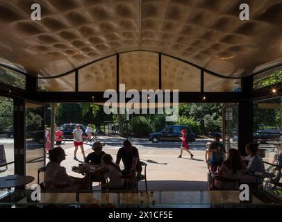 Guarda da dietro il bar. The Serpentine Coffee House, Londra, Regno Unito. Architetto: Mizzie Studio, 2019. Foto Stock