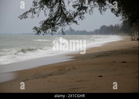 Schlechtes Wetter und hohe Wellen am Strand von Ban Krut Baan Krood - Thailandia, febbraio 2024 *** maltempo e onde alte sulla spiaggia di Ban Krut Baan Krood Thailand, febbraio 2024 Foto Stock