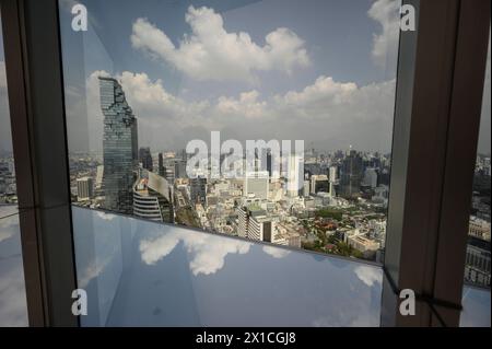 Ausblick aus dem %arabica CafÃ im 55. Stock des Empire Tower - Bangkok - Tailandia, 11.01.2024 *** Vista dall'arabica Café al 55° piano dell'Empire Tower Bangkok Tailandia, 11 01 2024 Foto Stock