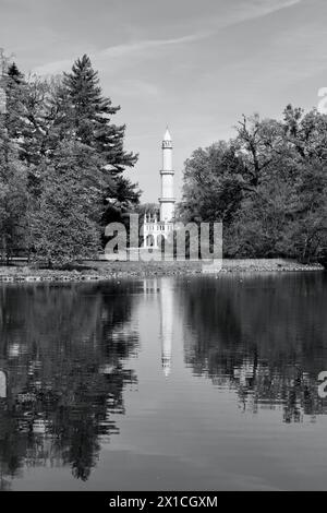 Minareto storico a Lednice, Repubblica Ceca, Europa, torre musulmana nel parco in bianco e nero Foto Stock