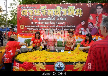 Thailänderinnen bereiten anlässlich des chinesischen neuen Jahres eine riesige porzione gebratene Nudeln zu - Hua Hin - Thailandia, 9.02.2024 *** le donne thailandesi preparano una porzione enorme di spaghetti fritti per celebrare il Capodanno cinese Hua Hin Thailandia, 9 02 2024 Foto Stock