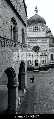 Piazza principale di Bergamo chiesa turistica in Italia, Europa Basilica di Santa Maria maggiore in bianco e nero Foto Stock