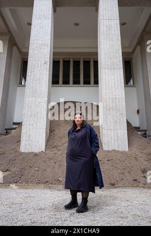 Venezia, Italia, 16 aprile 2024. Il curatore Çağla ilk posa di fronte al Padiglione tedesco alla Biennale Arte 2024 di Venezia nella giornata di apertura della Stampa di mercoledì 16 aprile 2024. Il titolo di quest'anno della Biennale Arte è “stranieri ovunque” Marco secchi/Alamy News Foto Stock