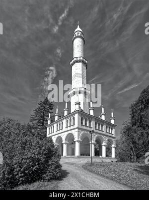 Minareto storico a Lednice, Repubblica Ceca, Europa, torre musulmana nel parco in bianco e nero Foto Stock