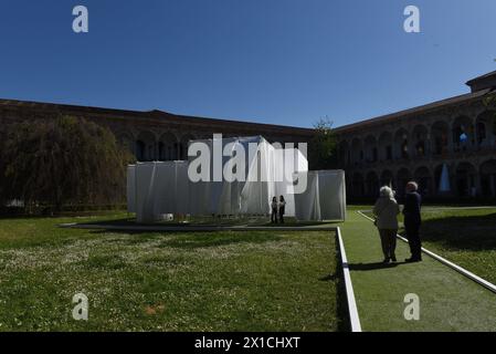 Milano, Italia. 16 aprile 2024. Installazione presso l'Università degli studi di Milano, che fa parte del FuoriSalone, durante la Milano Design Week 2024 (Credit Image: © Ervin Shulku/ZUMA Press Wire) SOLO USO EDITORIALE! Non per USO commerciale! Foto Stock