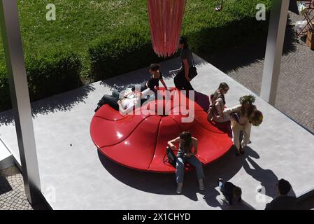 Milano, Italia. 16 aprile 2024. Installazione presso l'Università degli studi di Milano, che fa parte del FuoriSalone, durante la Milano Design Week 2024 (Credit Image: © Ervin Shulku/ZUMA Press Wire) SOLO USO EDITORIALE! Non per USO commerciale! Foto Stock