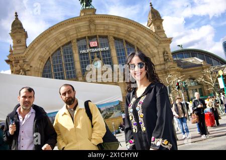 Francoforte, Germania, 10 aprile 2024. Una donna musulmana in abito nero arabo posa per un ritratto di fronte alla stazione ferroviaria principale di Francoforte. Foto Stock
