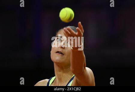 Stoccarda, Germania. 16 aprile 2024. Tennis: Tour WTA - Stoccarda. Zheng (Cina) - Cirstea (Romania). Sorana Cirstea in azione. Crediti: Marijan Murat/dpa/Alamy Live News Foto Stock