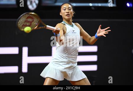 Stoccarda, Germania. 16 aprile 2024. Tennis: Tour WTA - Stoccarda. Zheng (Cina) - Cirstea (Romania). Zheng Qinwen in azione. Crediti: Marijan Murat/dpa/Alamy Live News Foto Stock