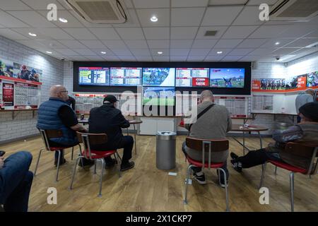 Negozio di scommesse del Regno Unito, Ladbrokes su Camden High Street il giorno del Grand National, che mostra il più grande Steeplechase del mondo, North London, Inghilterra Regno Unito Foto Stock