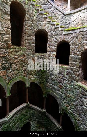 L'iniziazione è uno degli oggetti più interessanti di Quinta da Regaleira. La scala a chiocciola discendente del pozzo porta 27 metri nel gro Foto Stock