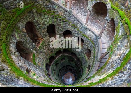 L'iniziazione è uno degli oggetti più interessanti di Quinta da Regaleira. La scala a chiocciola discendente del pozzo porta 27 metri nel gro Foto Stock