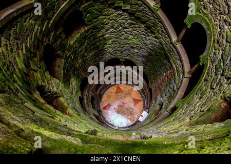 L'iniziazione è uno degli oggetti più interessanti di Quinta da Regaleira. La scala a chiocciola discendente del pozzo porta 27 metri nel gro Foto Stock