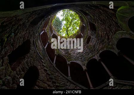 L'iniziazione è uno degli oggetti più interessanti di Quinta da Regaleira. La scala a chiocciola discendente del pozzo porta 27 metri nel gro Foto Stock